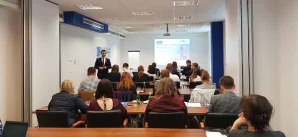 Studenci prawa na warsztatach praktycznych w siedzibie Russell Bedford